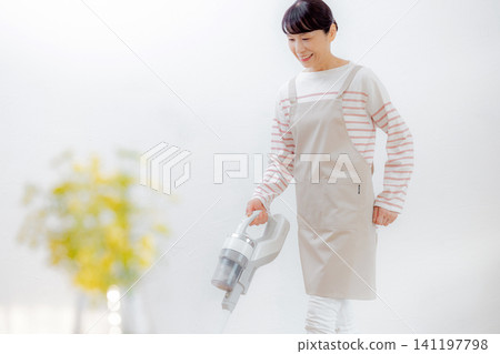 中年婦女戴著吸塵器 141197798