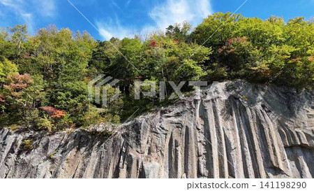 The beautiful columnar jointing and autumn leaves of Sounkyo Gorge, interwoven with light and shadow. The beautiful columnar jointing and autumn leaves of Sounkyo Gorge, interwoven with light and shadow. 141198290