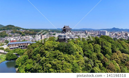 從空中俯瞰犬山城(國寶級建築),景色令人嘆為觀止,俯瞰犬山市及其酒店。 從空中俯瞰犬山城(國寶級建築),景色令人嘆為觀止,俯瞰犬山市及其酒店。 141198318
