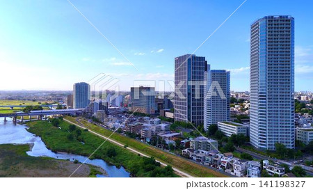 一幅美麗的立體城市景觀，有蜿蜒的河流和高聳的摩天大樓。 141198327