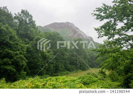 日本北海道洞爺湖和昭和新山的秀麗景色 日本北海道洞爺湖和昭和新山的秀麗景色 141198544