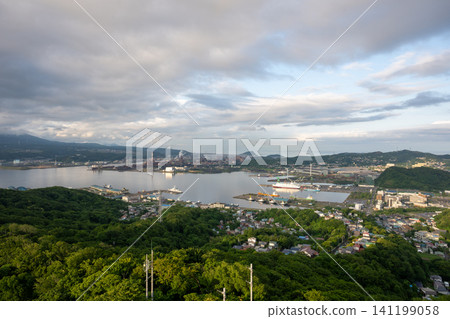 日本北海道室蘭市的夜景非常美麗。 日本北海道室蘭市的夜景非常美麗。 141199058