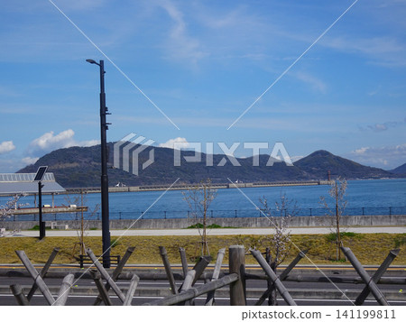 從高松城遺址的賞月塔上眺望月亮-香川縣高松市 從高松城遺址的賞月塔上眺望月亮-香川縣高松市 141199811