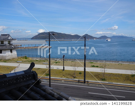 從高松城遺址的賞月塔上眺望月亮-香川縣高松市 從高松城遺址的賞月塔上眺望月亮-香川縣高松市 141199828