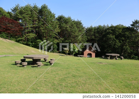 大神之長根公園草地上的石椅與石桌 大神之長根公園草地上的石椅與石桌 141200058