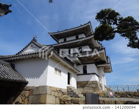 高松城遺址(玉藻城)的月見櫓(賞月塔)自江戶時代以來就一直保存至今,位於香川縣高松市。 高松城遺址(玉藻城)的月見櫓(賞月塔)自江戶時代以來就一直保存至今,位於香川縣高松市。 141200094
