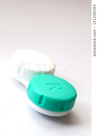 Contact lens cases arranged vertically Contact lens cases arranged vertically 141200164