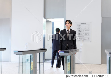商務人士正穿過辦公室入口 141200485