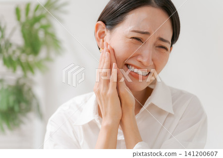 A woman suffering from tooth pain A woman suffering from tooth pain 141200607