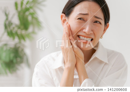 A woman suffering from tooth pain A woman suffering from tooth pain 141200608