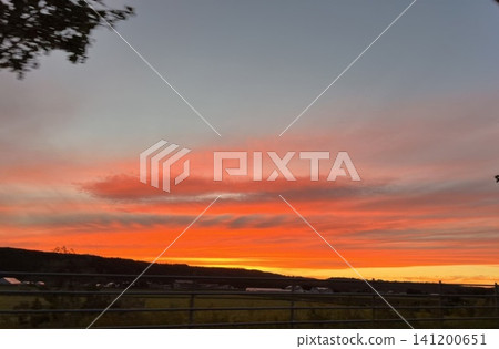 北海道的夏日夕陽,染成了深紅色。 北海道的夏日夕陽,染成了深紅色。 141200651