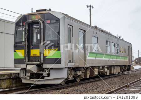 A train on the Senmo Line stopped at Hamakoshimizu Station. A train on the Senmo Line stopped at Hamakoshimizu Station. 141201099