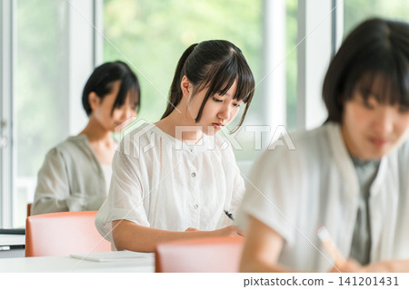 小學生在補習班/課外補習班/上課/暑期班學習(教育) 小學生在補習班/課外補習班/上課/暑期班學習(教育) 141201431