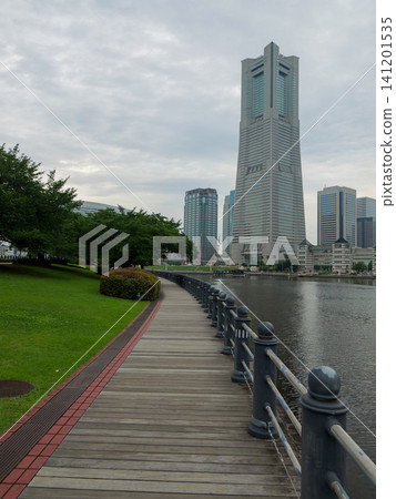 可以看到木製棧道和橫濱地標塔。 可以看到木製棧道和橫濱地標塔。 141201535