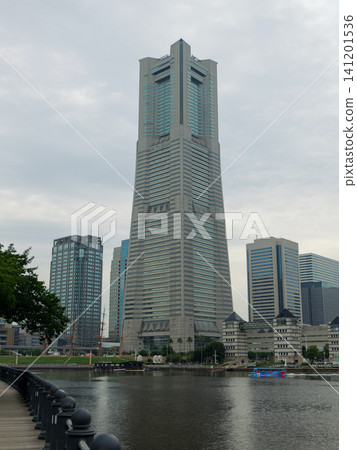 從垂直視角拍攝的橫濱地標塔,它高聳於運河對面。 從垂直視角拍攝的橫濱地標塔,它高聳於運河對面。 141201536
