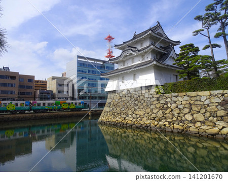 高松城遺址(玉藻城遺址/玉藻公園)的牛虎樓(原太鼓樓遺址)和JR四國列車 - 香川縣高松市 高松城遺址(玉藻城遺址/玉藻公園)的牛虎樓(原太鼓樓遺址)和JR四國列車 - 香川縣高松市 141201670