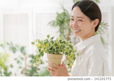 有花盆的一名婦女 有花盆的一名婦女 141201775