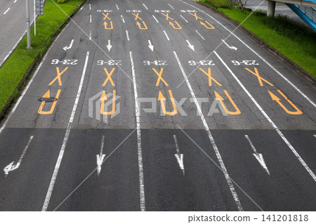 箭頭和禁止掉頭道路標誌 箭頭和禁止掉頭道路標誌 141201818