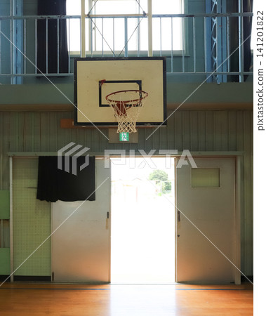 舊體育館裡的籃球架 舊體育館裡的籃球架 141201822