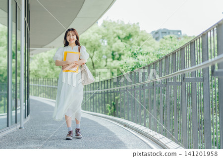 college students walking on college campus 141201958