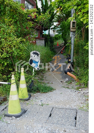 地震和土壤液化導致學校道路受損 地震和土壤液化導致學校道路受損 141202182
