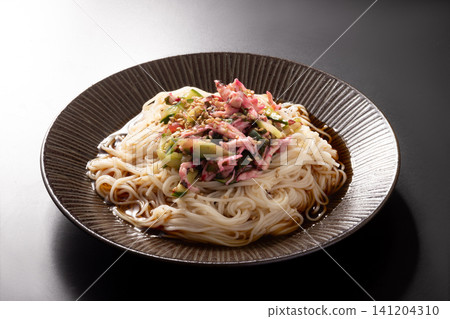 Somen noodles (with pickled plum and jellyfish, chicken breast, and cucumber) Somen noodles (with pickled plum and jellyfish, chicken breast, and cucumber) 141204310