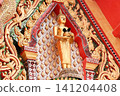 泰國寺廟大門上的金色佛像裝飾 141204408