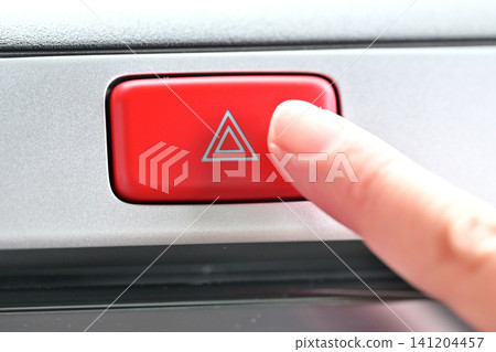 危險警告燈開關和手指 141204457
