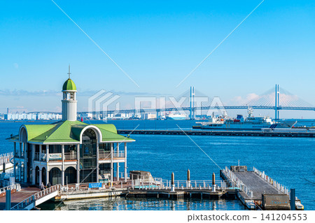 [Kanagawa Prefecture] Pukari Pier and Yokohama Bay Bridge under a refreshing blue sky 141204553