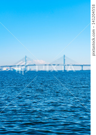 [神奈川縣] 從橫濱港未來凜光公園看到的海灣大橋 141204558