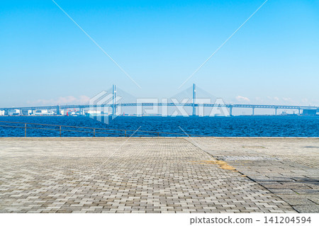 [神奈川縣] 從橫濱港未來凜光公園看到的海灣大橋 141204594