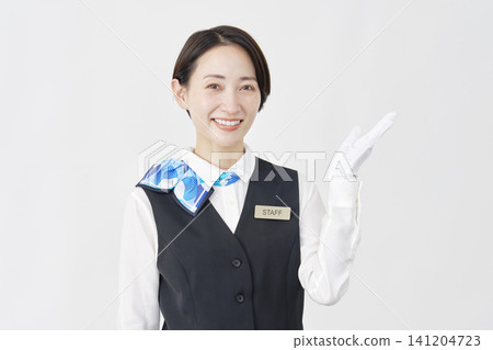女工作人員用手掌指向右側；接待員/公車導遊；白色背景。 141204723