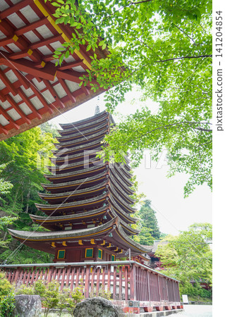 奈良縣櫻井市丹山神社的十三層寶塔,掩映在清新的綠蔭之中。 奈良縣櫻井市丹山神社的十三層寶塔,掩映在清新的綠蔭之中。 141204854