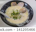 泡沫豐富的雞湯拉麵，配上醃製雞蛋和叉燒肉。 141205466