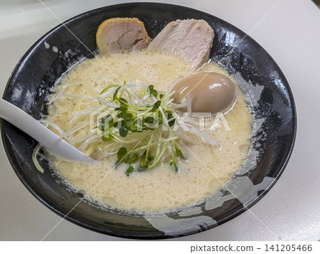 泡沫豐富的雞湯拉麵，配上醃製雞蛋和叉燒肉。 141205466