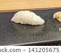特寫鏡頭：白魚握壽司及配料。 141205675