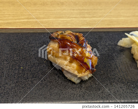 近距離拍攝煮熟的康吉鰻壽司 近距離拍攝煮熟的康吉鰻壽司 141205726