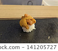 海膽軍艦壽司特寫 141205727