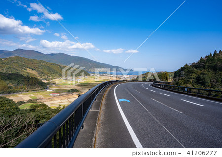 從木星橋(木茂月町)看到的內之浦市街景 從木星橋(木茂月町)看到的內之浦市街景 141206277
