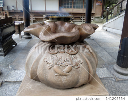 A rare drawstring-shaped wooden offering box at Hozanji Temple in Ikoma City, Nara Prefecture. A rare drawstring-shaped wooden offering box at Hozanji Temple in Ikoma City, Nara Prefecture. 141206334
