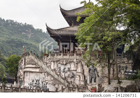 Located in Pengshui, Chongqing, Chiyou Jiuli City showcases a brilliant convergence of traditional Chinese architecture, mountain landscape design, and sculptural art. Located in Pengshui, Chongqing, Chiyou Jiuli City showcases a brilliant convergence of traditional Chinese architecture, mountain landscape design, and sculptural art. 141206731