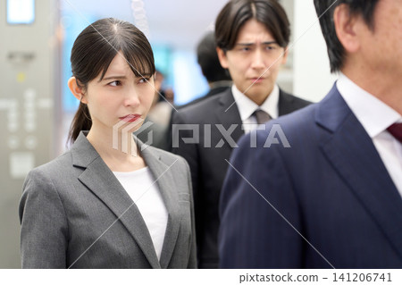 對電梯裡的氣味感到困擾的商務人士 141206741