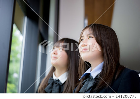 日本高中女生們面帶微笑，展望未來；鏡頭特寫她們的校園生活，她們一起討論著夢想和未來的道路。 141206775