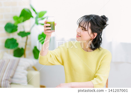 喝綠色汁液的一個少婦 喝綠色汁液的一個少婦 141207001