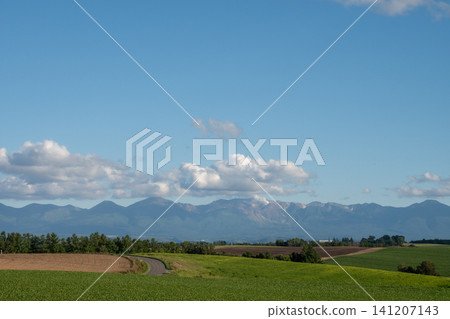 Green hills and mountain ranges on a sunny summer day: Tokachi Mountain Range Green hills and mountain ranges on a sunny summer day: Tokachi Mountain Range 141207143