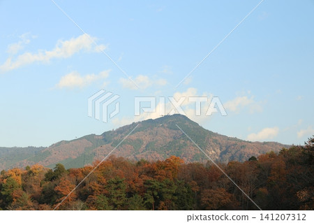 秋日藍天下，山巍峨聳立 141207312