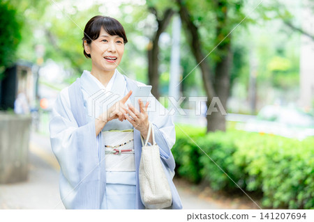 一個穿著和服的女人 141207694