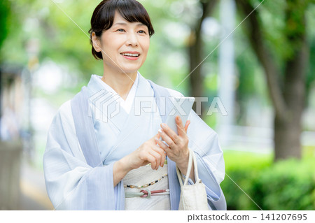 一個穿著和服的女人 141207695