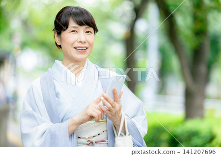一個穿著和服的女人 141207696