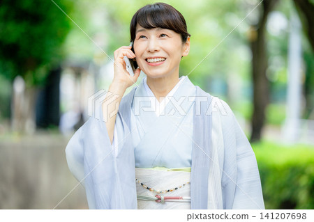 一個穿著和服的女人 141207698